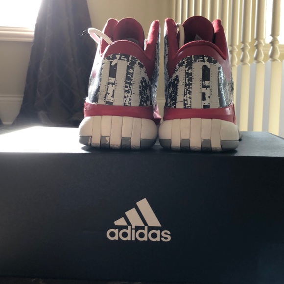 Adidas DRose basketball shoe - Picture 2 of 5